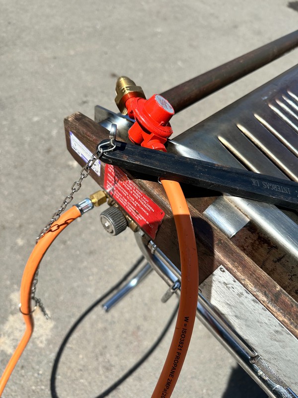 Cinders BBQ TG160 with new gas hose and regulator Cinders BBQ TG160 with new gas hose and regulator