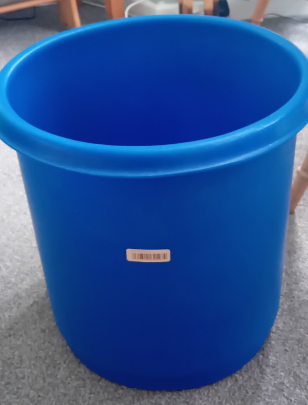 round flour container-bin with set of wheels round flour container-bin with set of wheels