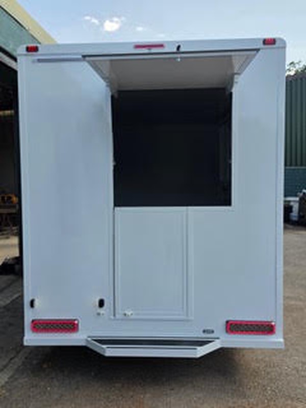 Catering van stable door