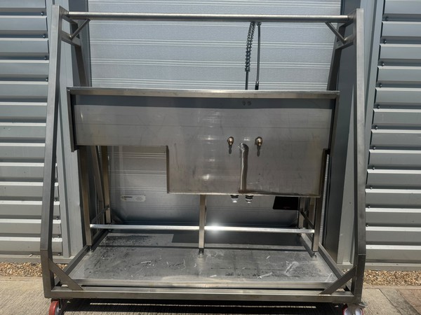 Double sink on wheels