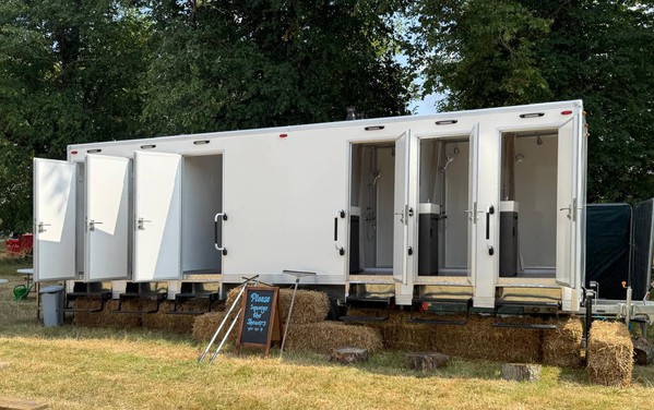 Shower trailer six bay