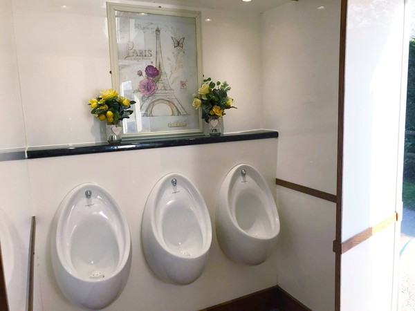 Toilet trailer with urinals Toilet trailer with urinals