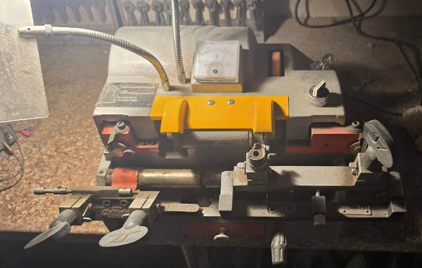 Key cutting machine for sale Key cutting machine for sale