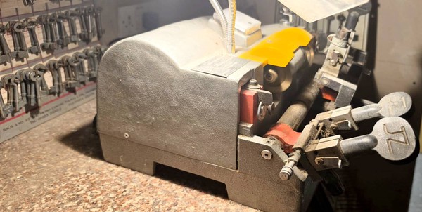 Used key cutting machine for sale Used key cutting machine for sale