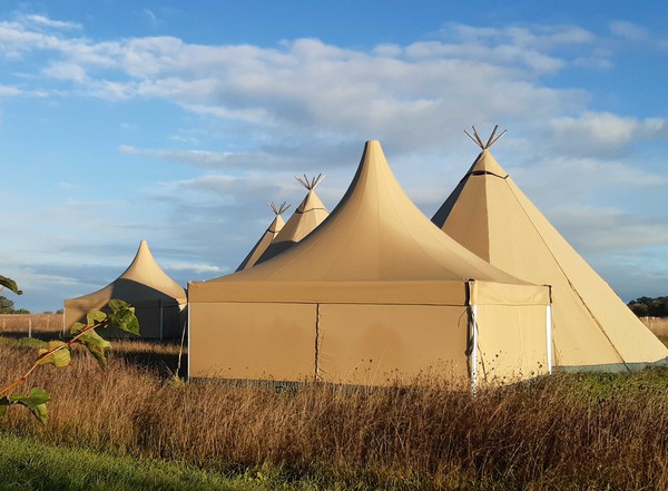3x Giant Hat Tipis And Furnishings