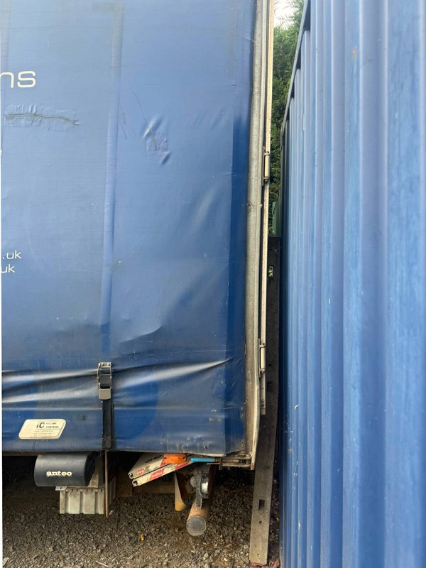 Curtain side Isuzu forward Curtain side Isuzu forward