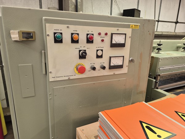 Shuttle welder (HF / High Frequency - 10kw) Shuttle welder (HF / High Frequency - 10kw)
