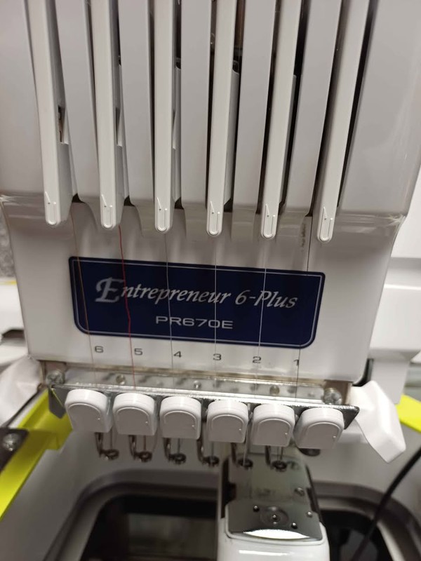 Embroidery machine with six threads Embroidery machine with six threads