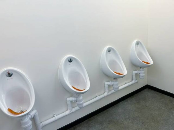 4x Gents urinals 4x Gents urinals