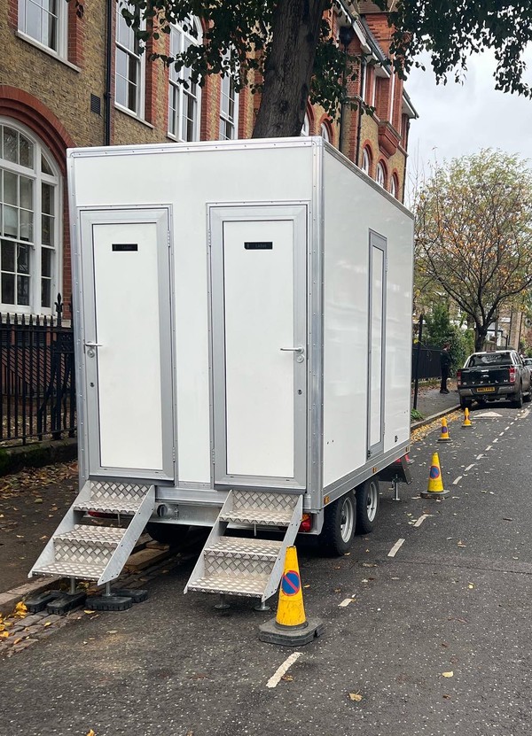 4 Bay Solar Powered Luxury Toilet Trailer 4 Bay Solar Powered Luxury Toilet Trailer