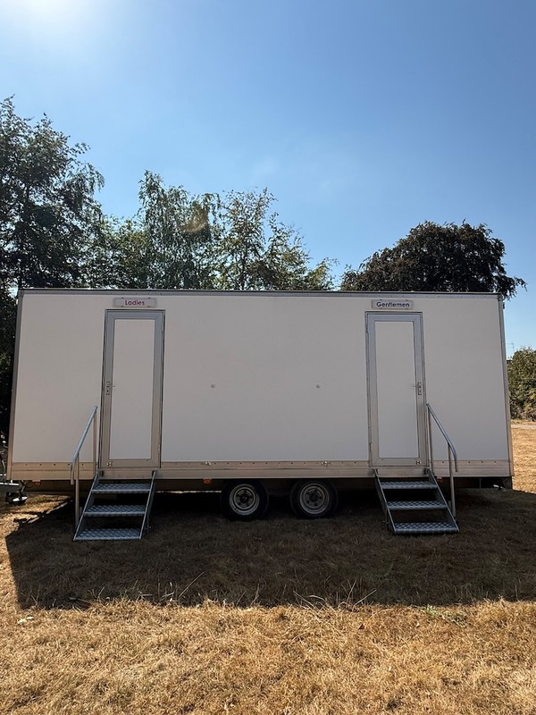 White 4 + 2 Toilet Trailer Units White 4 + 2 Toilet Trailer Units