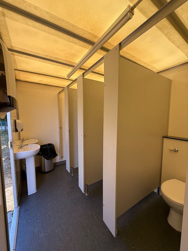 4 plus 2 Toilet Trailer Units 4 plus 2 Toilet Trailer Units