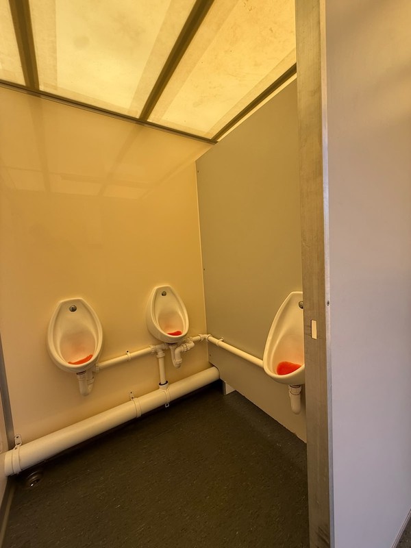 Second Hand 4 + 2 Toilet Trailer Units Second Hand 4 + 2 Toilet Trailer Units