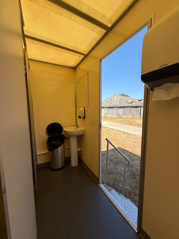4 plus 2 Toilets 4 plus 2 Toilets