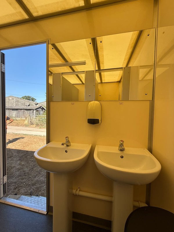 4 + 2 Toilet Trailer Units 4 + 2 Toilet Trailer Units