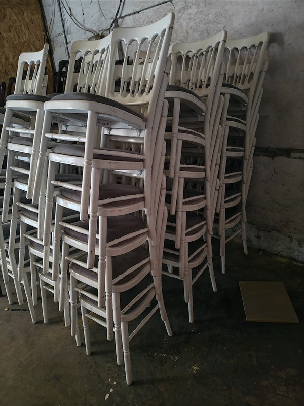 White Chiavari chairs White Chiavari chairs
