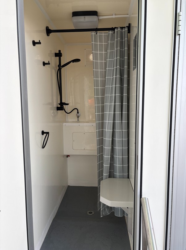4x 4 Bay Shower Trailer