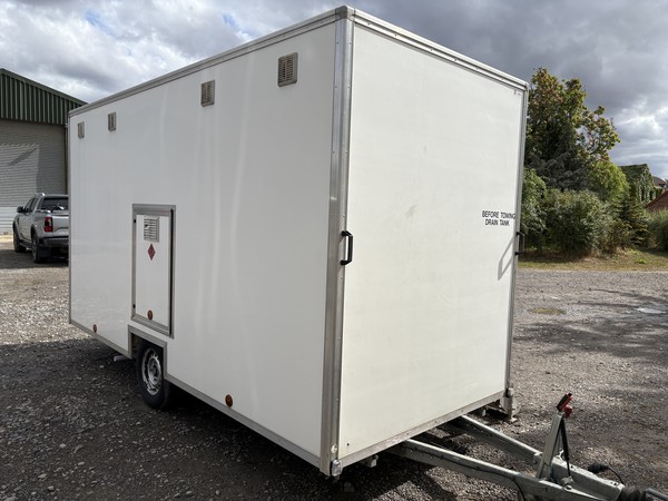 4x 4 Bay Shower Trailer For Sale