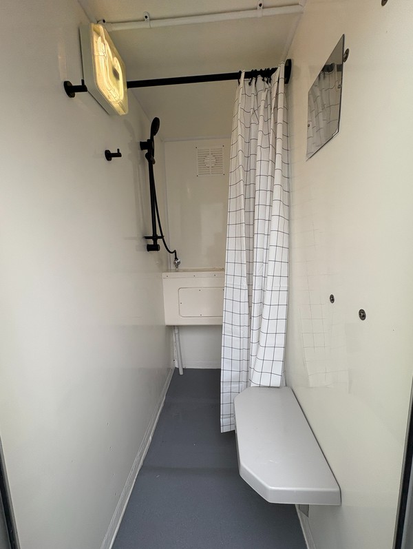Second Hand 4x 4 Bay Shower Trailer