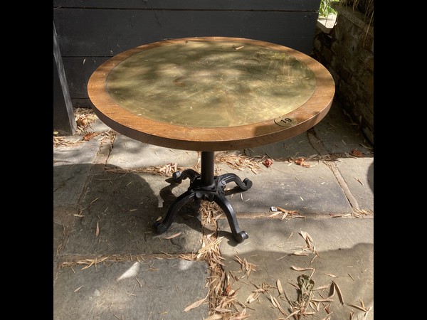 Round bar table with cast iron base Round bar table with cast iron base