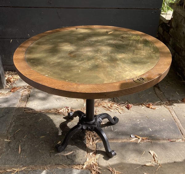 Round bar table with cast iron base Round bar table with cast iron base
