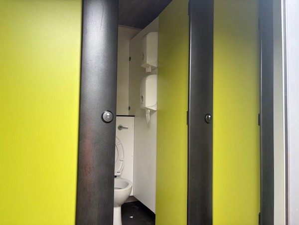 Second Hand 4 + 2 Toilet Cabin Second Hand 4 + 2 Toilet Cabin