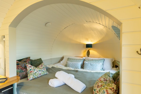 Glamping pod bad room