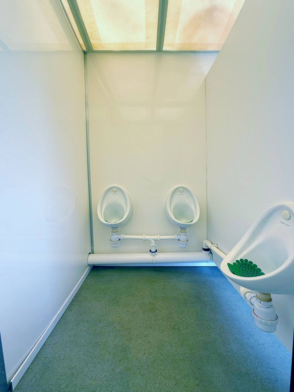 4 + 2 Toilet trailer with gents urinals 4 + 2 Toilet trailer with gents urinals