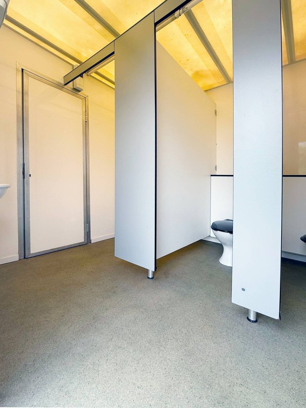 Second hand 4 + 2 toilet trailer for sale Second hand 4 + 2 toilet trailer for sale
