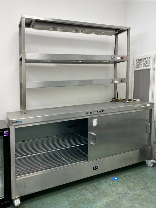 Hot cupboard with heated gantry