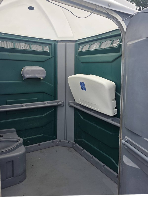 Baby changing / Accessible toilet by PolyJohn