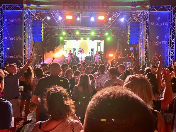 Stage roof with wings