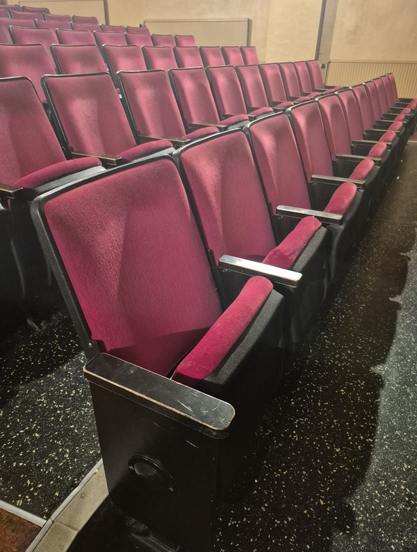 Second Hand 130x Vintage Cinema Seats