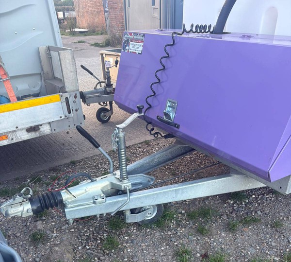 Vacuum tank trailer tow hitch Vacuum tank trailer tow hitch