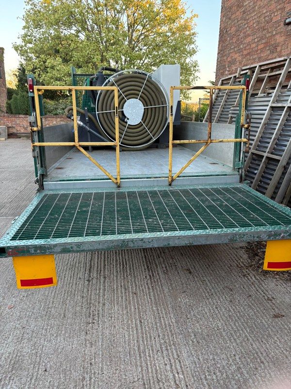 Mercedes sprinter with tail lift Mercedes sprinter with tail lift
