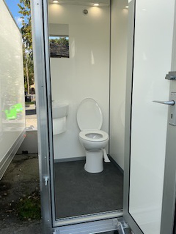 4 Bay Mobile Toilet Unit 4 Bay Mobile Toilet Unit