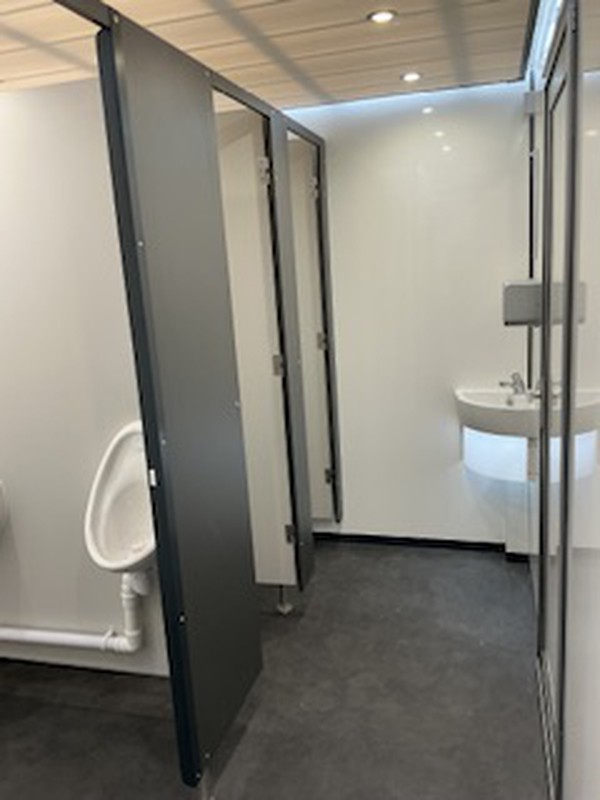4 + 2 Mobile Toilet Unit 4 + 2 Mobile Toilet Unit