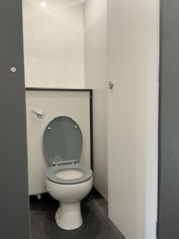 4 + 2 Toilet Trailer 4 + 2 Toilet Trailer