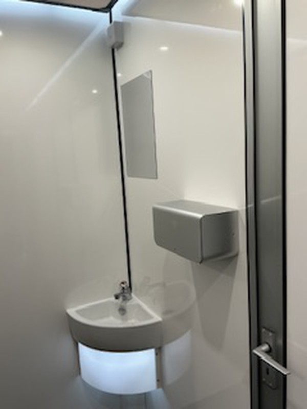 New 4 + 2 Toilet Trailer New 4 + 2 Toilet Trailer