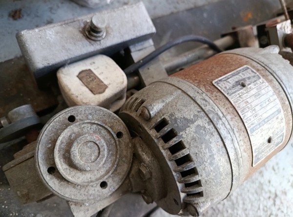 Used Vintage Key Cutting Machine Used Vintage Key Cutting Machine