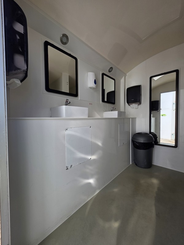 GigLoo 3+2 Toilet Trailer Interior