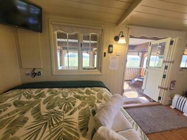 Used 2x Shepherds Hut With Lean-to Veranda Used 2x Shepherds Hut With Lean-to Veranda