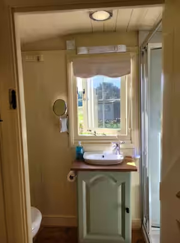 Used Fully Equipped Shepherds Hut Used Fully Equipped Shepherds Hut