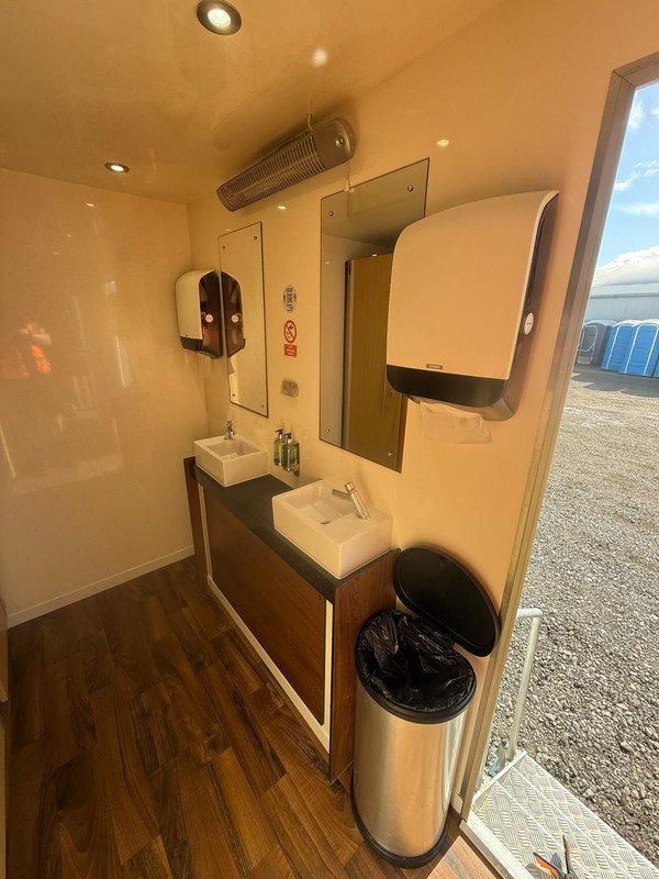 Second Hand Used 4 + 2 Peagreen Toilet Trailer Second Hand Used 4 + 2 Peagreen Toilet Trailer
