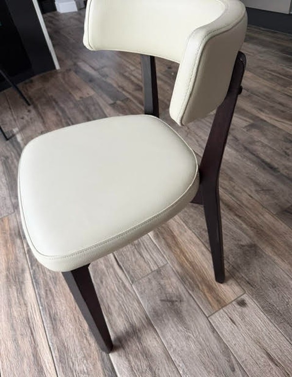 Used 15x Dining Table And 20x Chair