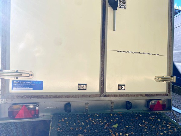 Fridge trailer with double back doors
