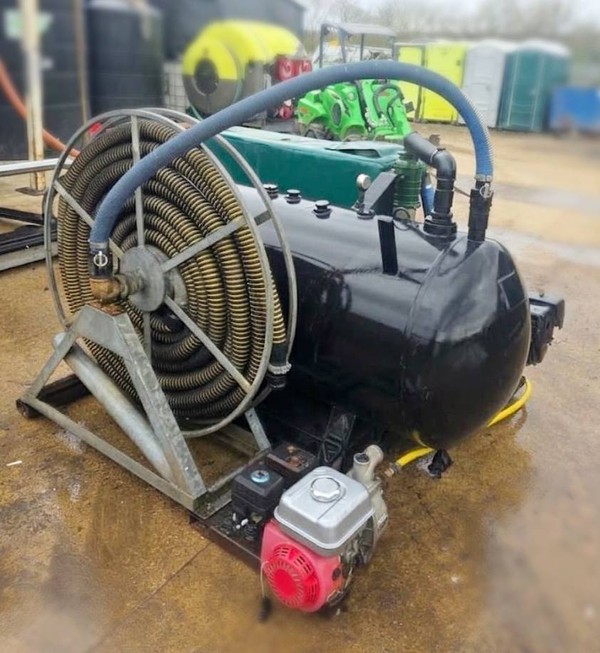 Vacuum tank with tiger tail hose Vacuum tank with tiger tail hose