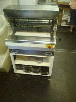 Commercial bread slicer