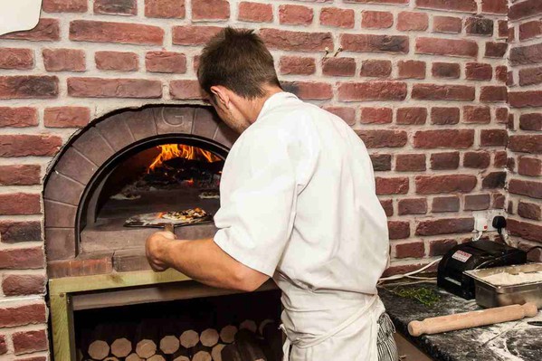 Wood-fired pizza oven – Brighton 1