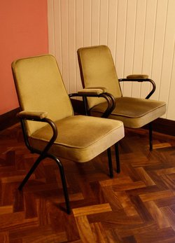 100 Theatre style tip-up chairs